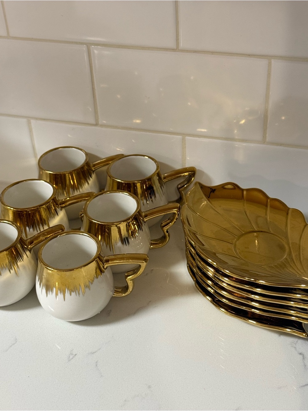 Elegant White and Gold Ceramic Creamer Set with Gold Glass Plates